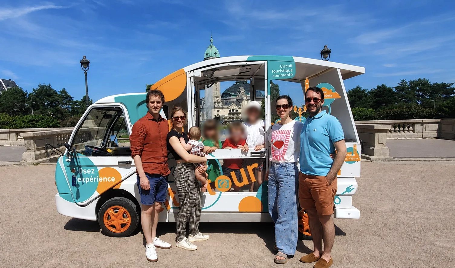 Le Tuk Tuk Touristique de Limoges devant la gare des Bénédictins